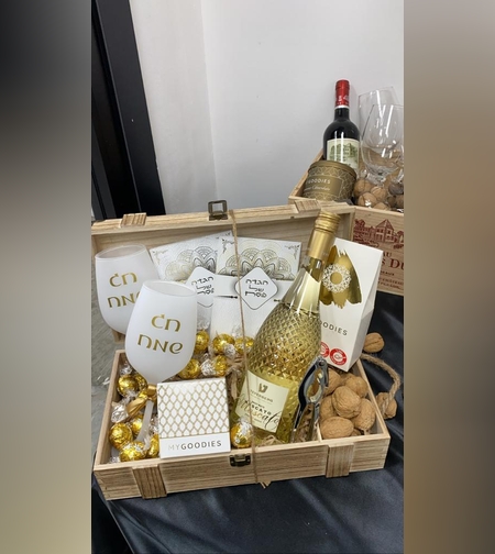 תיבת עץ עם יין