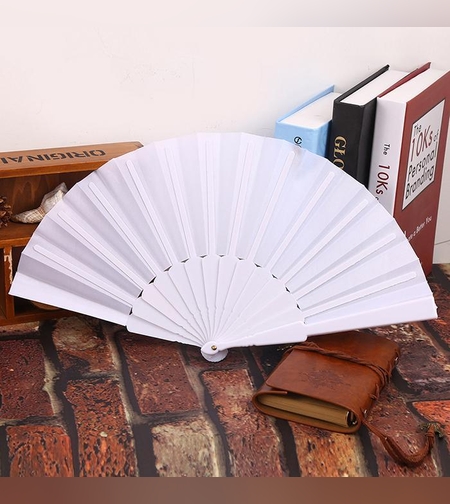 מניפה פלסטיק לבנה