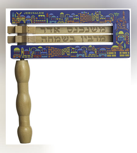 רעשן מעץ רקע כחול וטבעי, ידית בגוון טבעי