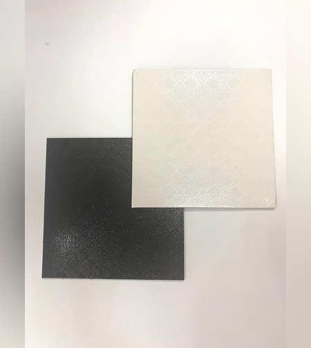 113CAA - תחתית לעוגה 'פוקר' ריבוע 22 0'מ, 4 מ״מ צד שחור צד לבן