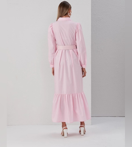 שמלה בצבע ורוד ארוכה חגורה במותן