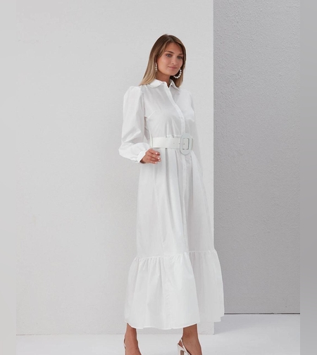 שמלה לבנה ארוכה חגורה במותן