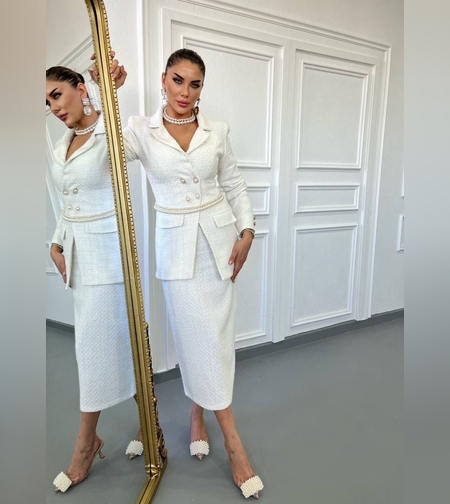 חליפה בד אריג בצבע קרם