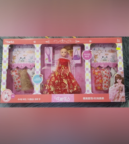 دمية مع خزانة ملابس