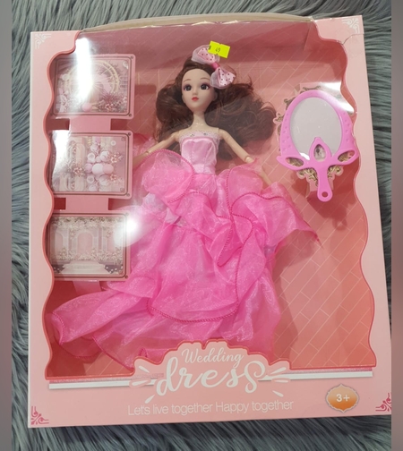 دمية العروس مع المرآة