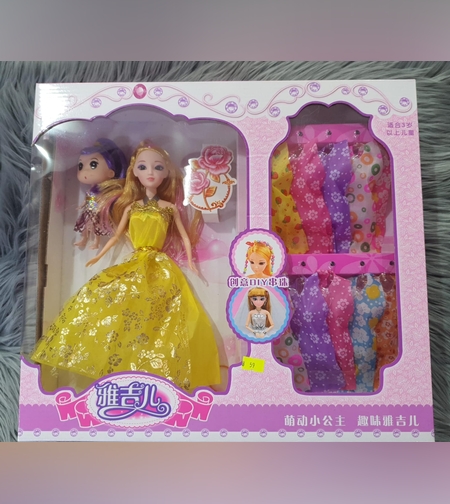 دمية مع خزانة ملابس