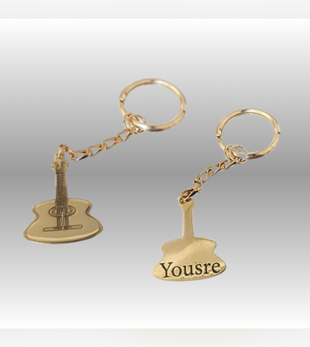 מחזיק מפתחות גיטרה עם חריטת שם
