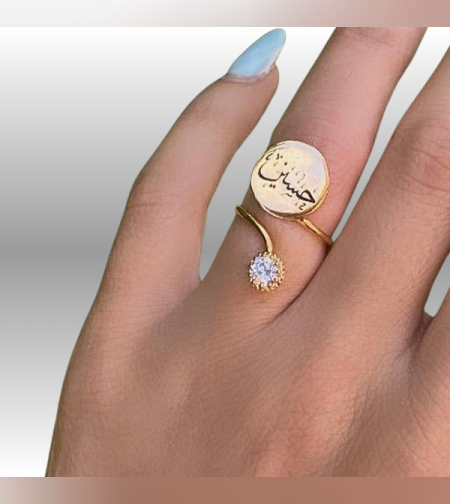 טבעת עם חריטת שם ואבן חן