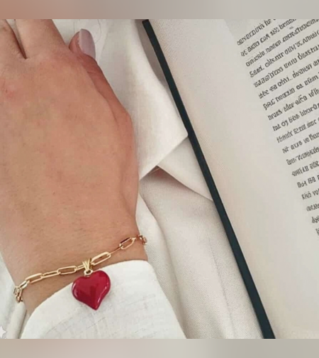 צמיד עדין עם תליון לב אדום