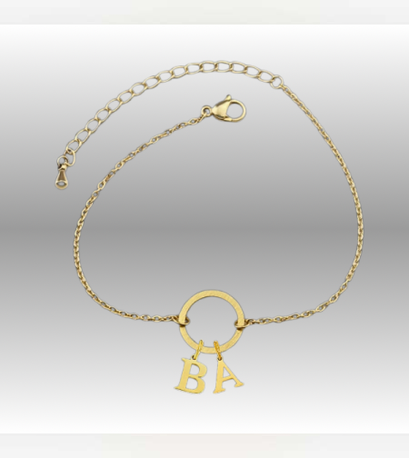 צמיד עדין עם עיגול בשילוב אותיות