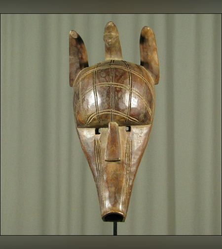 מסכת צבוע (Hyena Mask) מסורתית מגולפת בעץ, המגיעה משבט הבמאנה (Bamana / Bambara) ממדינת מאלי שבמערב אפריקה.