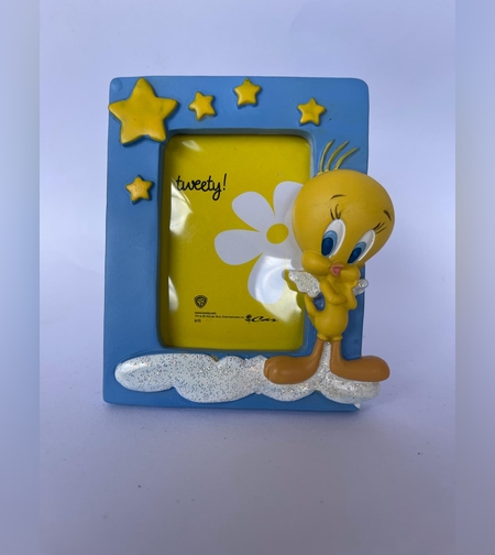 מסגרת תמונה רשמית של הציפור טוויטי (Tweety Bird) מבית האחים וורנר (Warner Bros). המסגרת עשויה משרף (Resin) איכותי ועמיד וכוללת עיצוב תלת-ממדי.