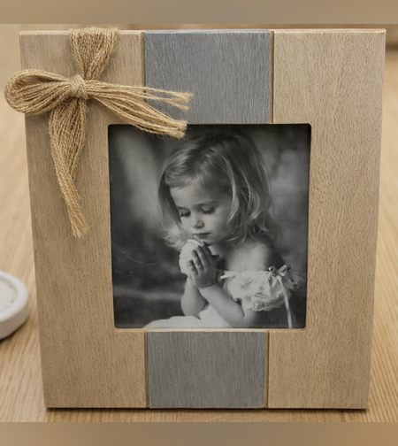 מסגרת עץ עם פפיון דקורטיבי