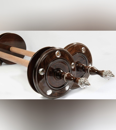 עץ משולב בכפתורי כסף