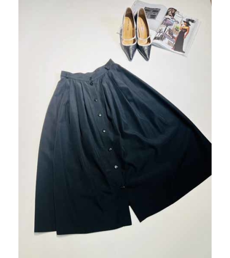 חצאית וינטיג שחורה ומעוצבת- XS-S