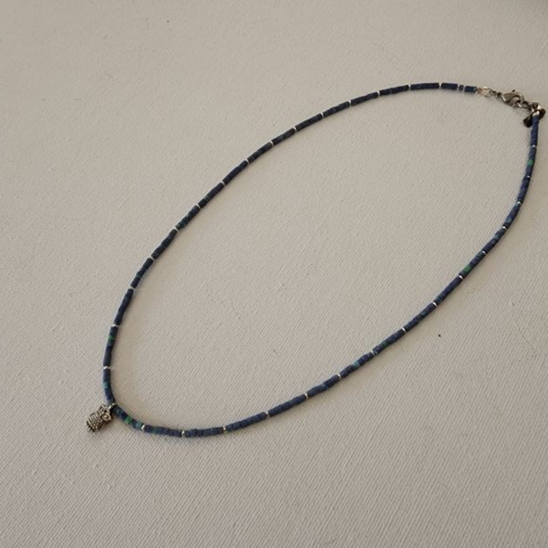 שרשרת חרוזי לָאפִּיס וטורקיז עם תליון ינשוף כסוף – JewelRina