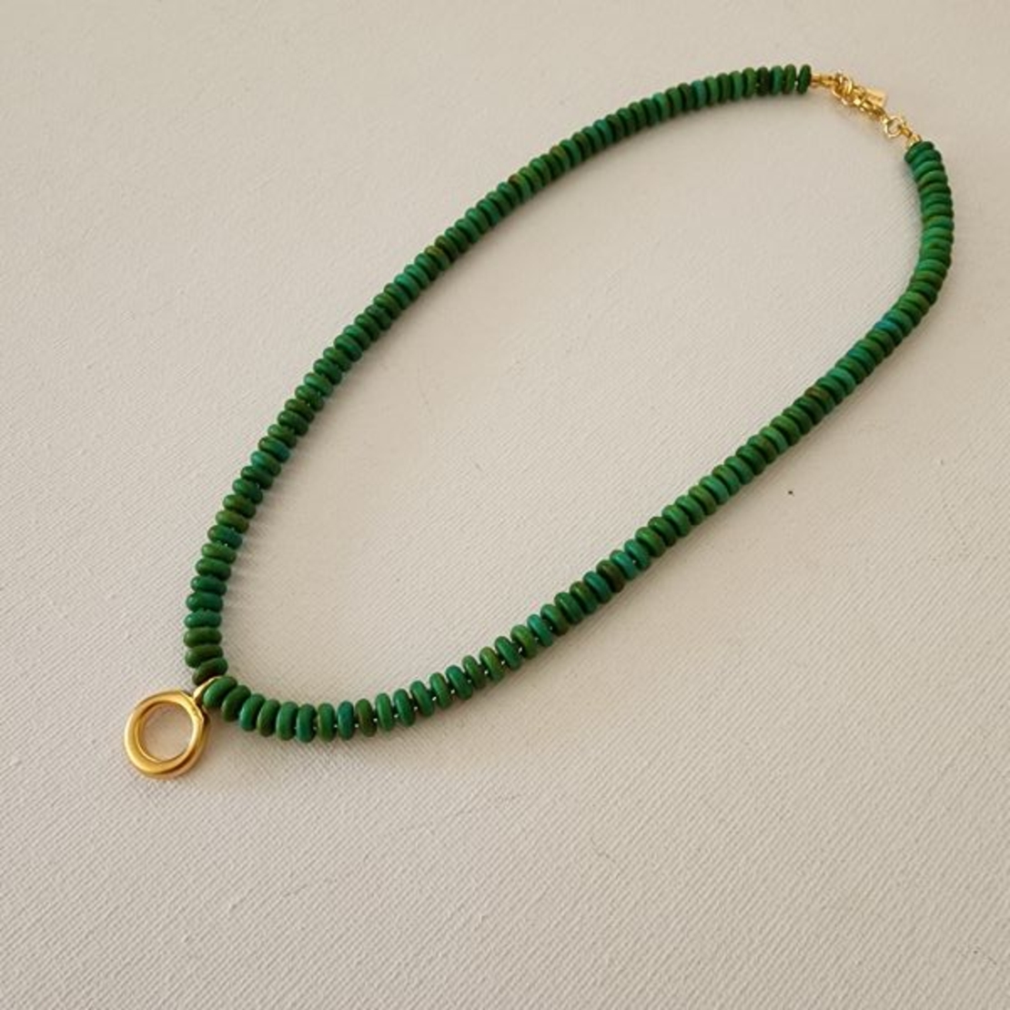 שרשרת אבני חן הוולייט (Howlite) בגוון ירוק – JewelRina