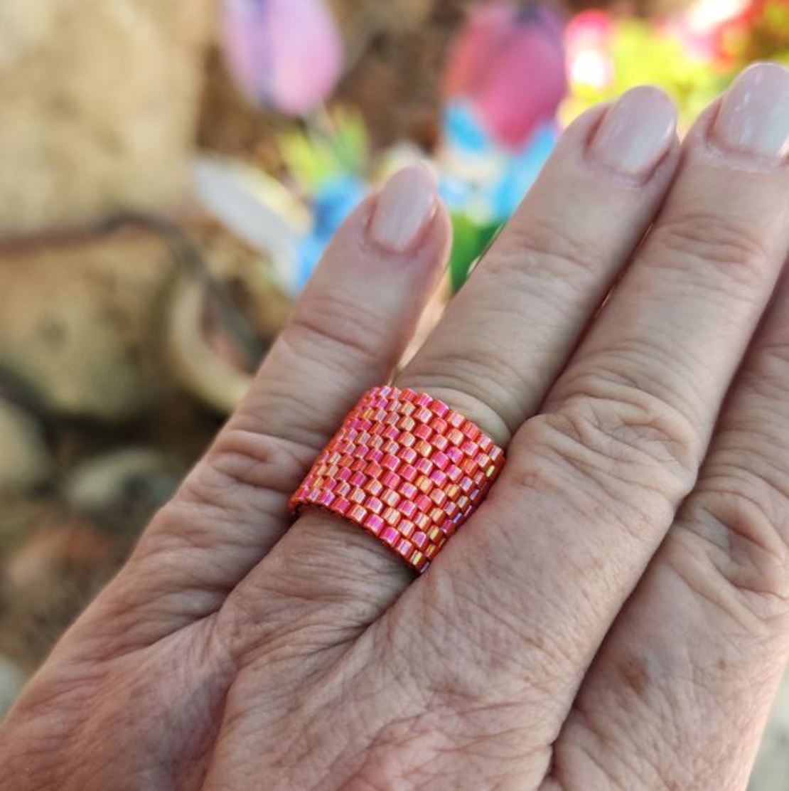 טבעת חרוזים כתומה שזורה בעבודת יד | JewelRina