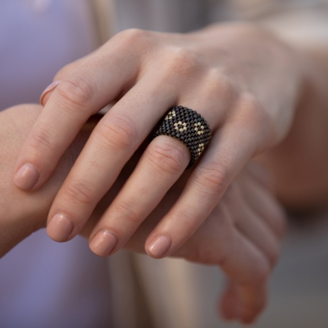 טבעת חרוזים שזורה שחורה בשילוב חרוזי זהב בצורת פרחים | דגם שחר