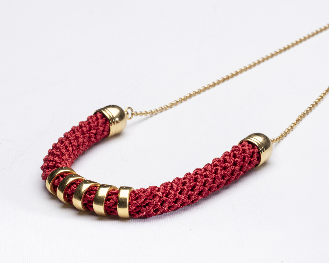 Red crocheted necklace with a grooved gold-plated arch tube | Mira