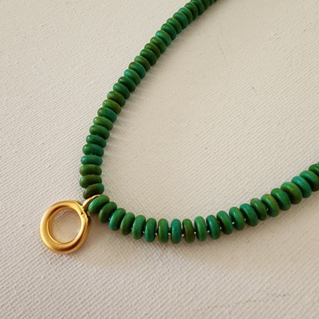 שרשרת אבני חן הוולייט (Howlite) בגוון ירוק – JewelRina