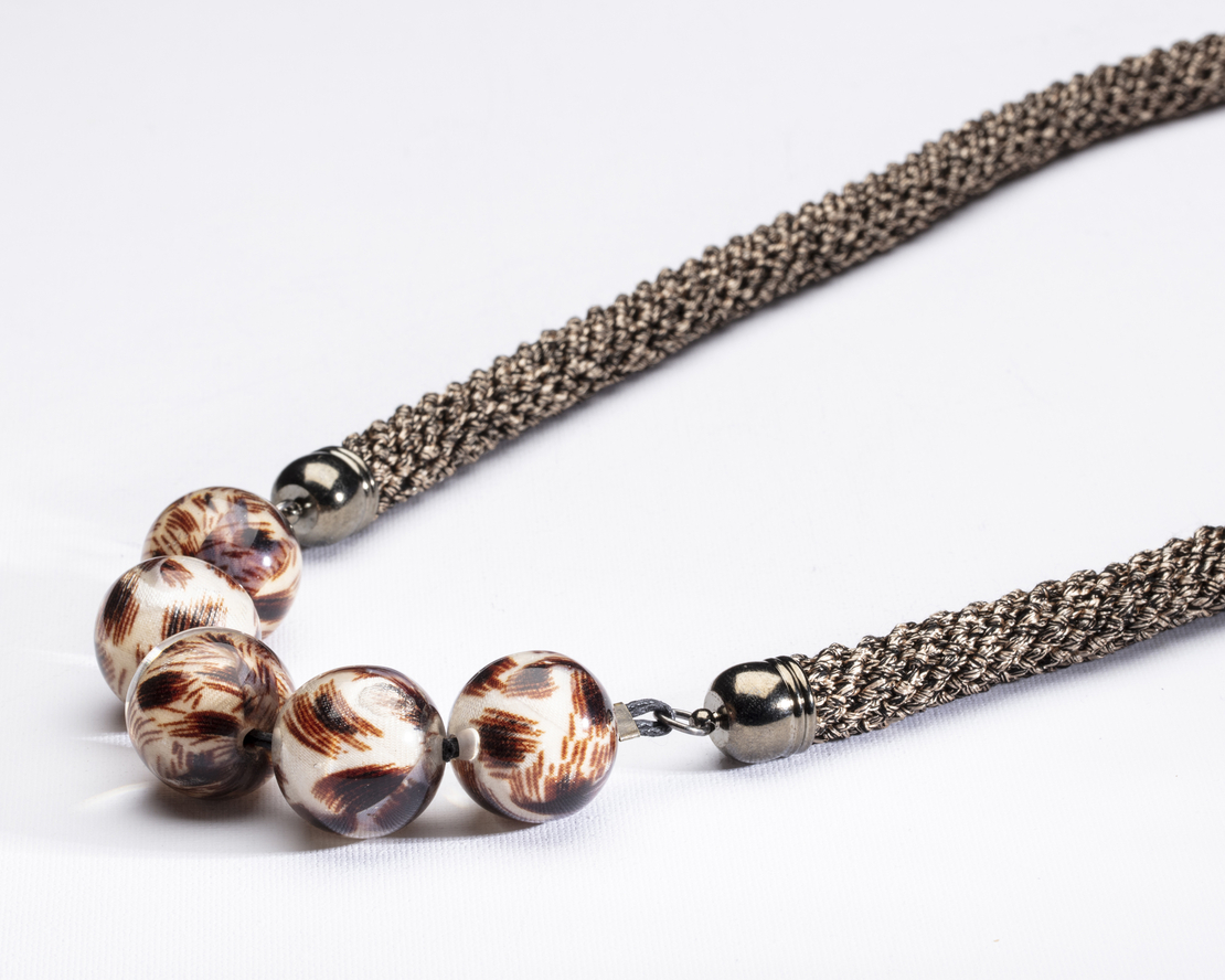 necklace ofri blacl & gold with five beads round shap