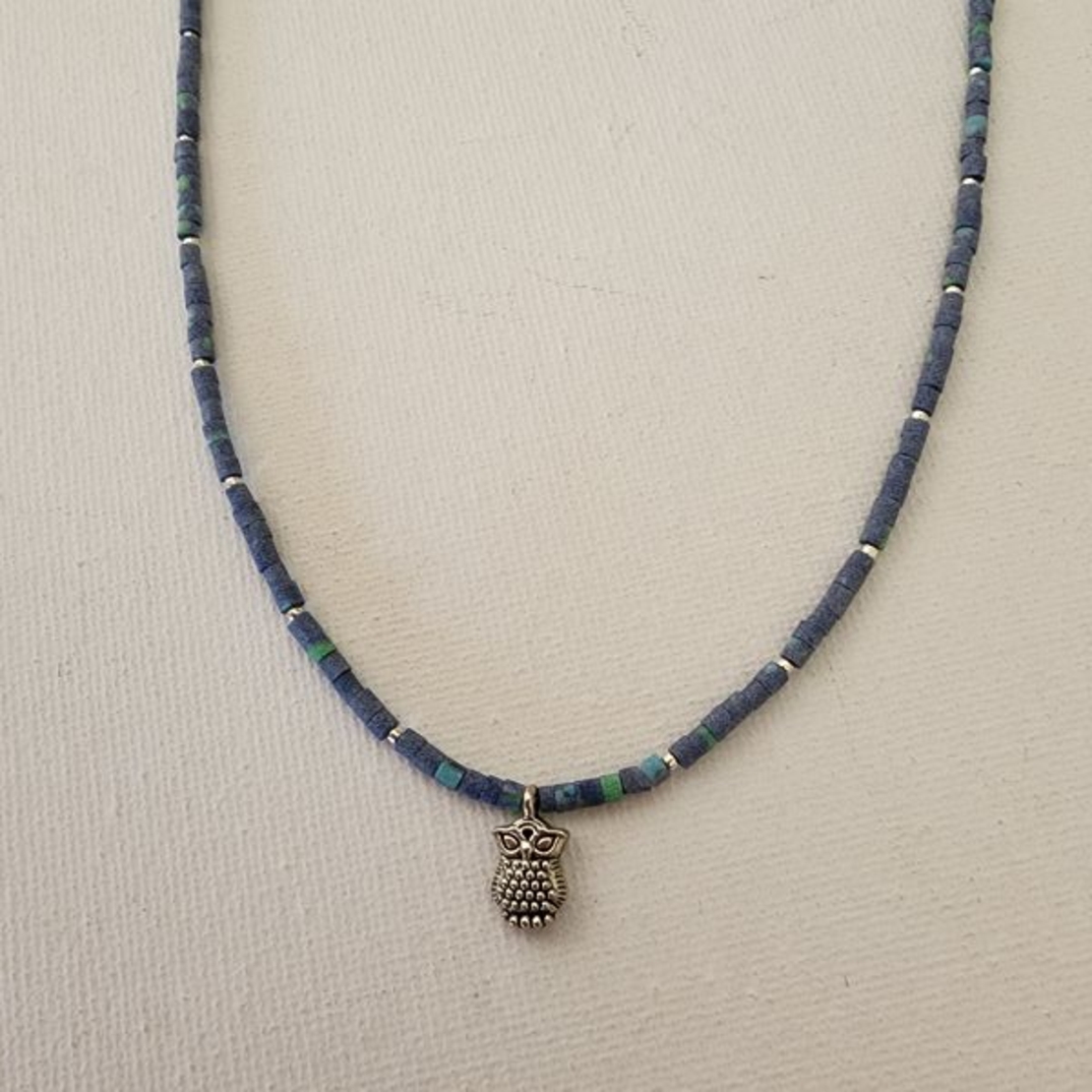שרשרת חרוזי לָאפִּיס וטורקיז עם תליון ינשוף כסוף – JewelRina