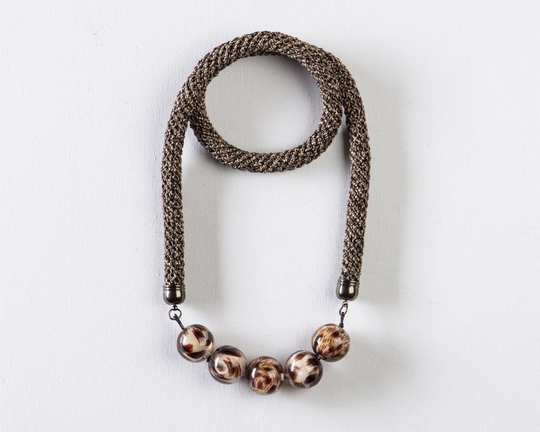 necklace ofri blacl & gold with five beads round shap
