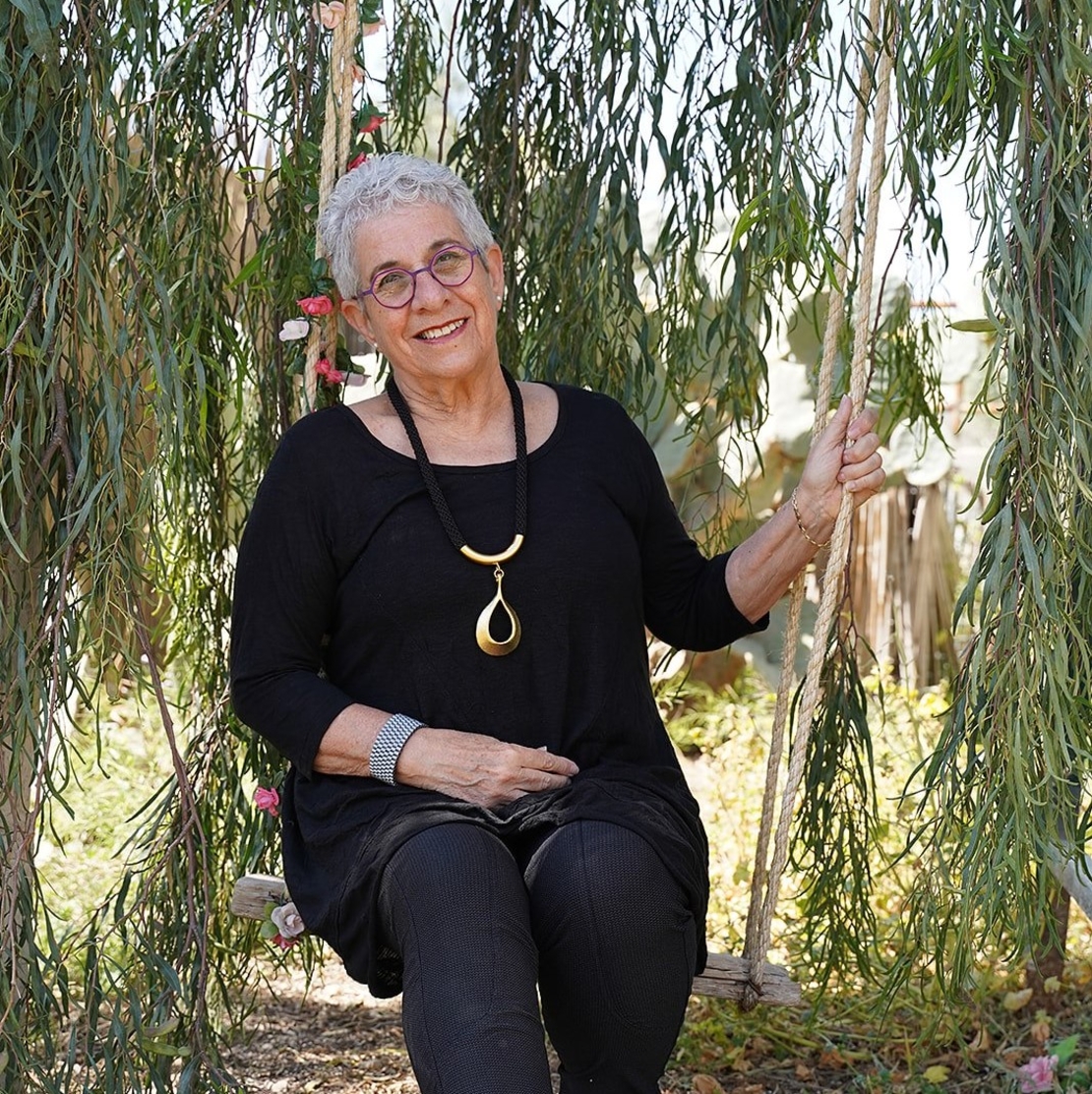 שרשרת שחורה סרוגה עם תליון טיפה מצופה זהב | דגם סמדר