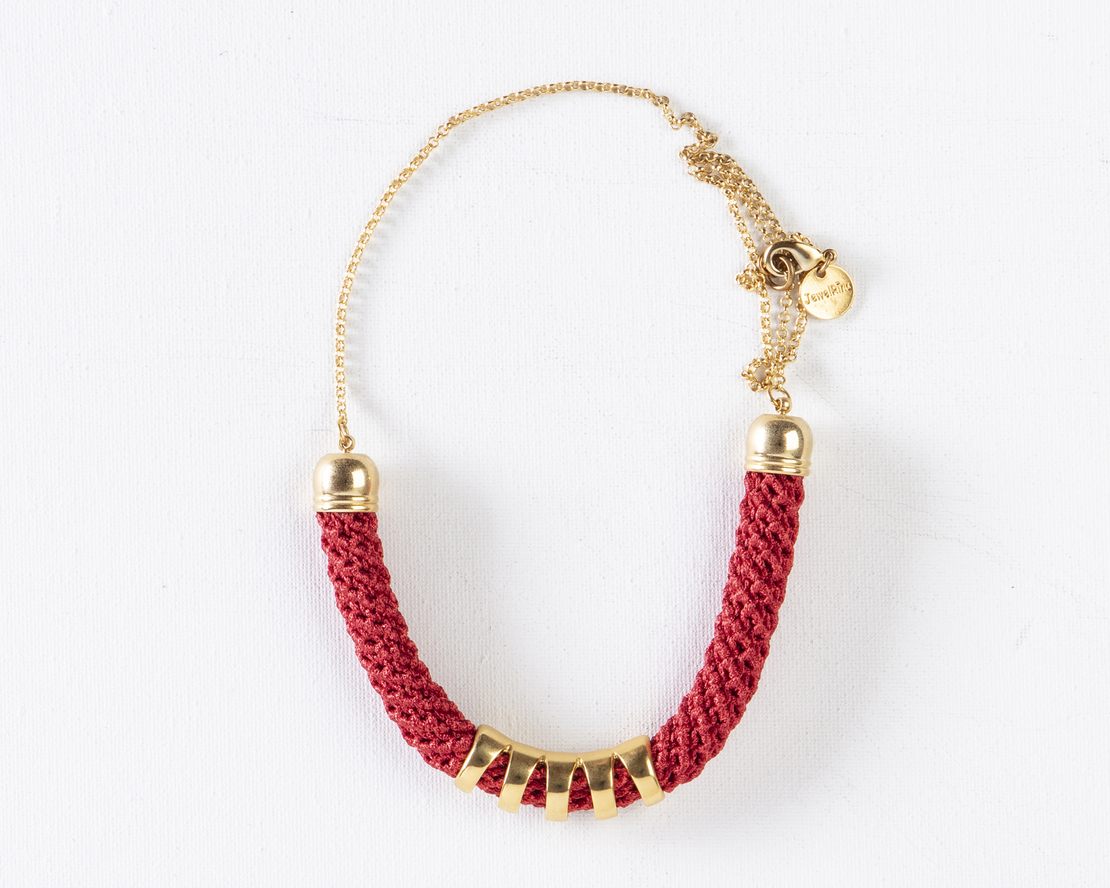 Red crocheted necklace with a grooved gold-plated arch tube | Mira