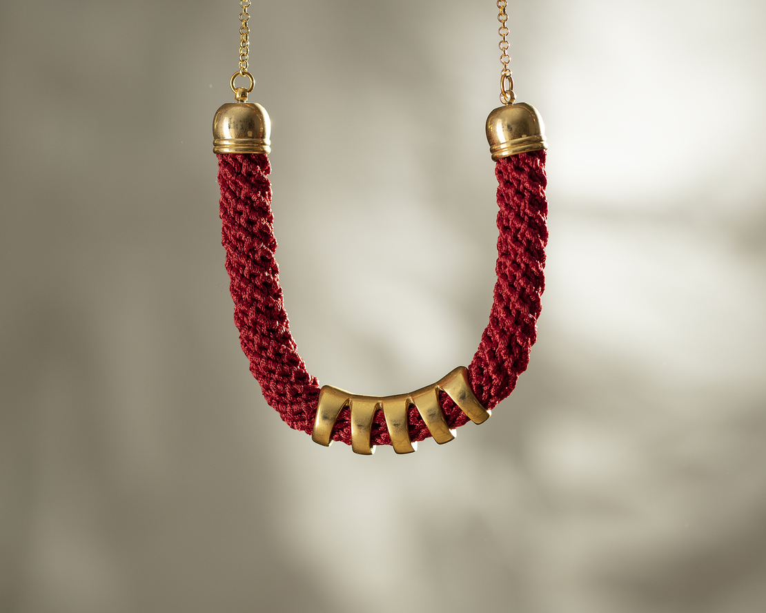 Red crocheted necklace with a grooved gold-plated arch tube | Mira