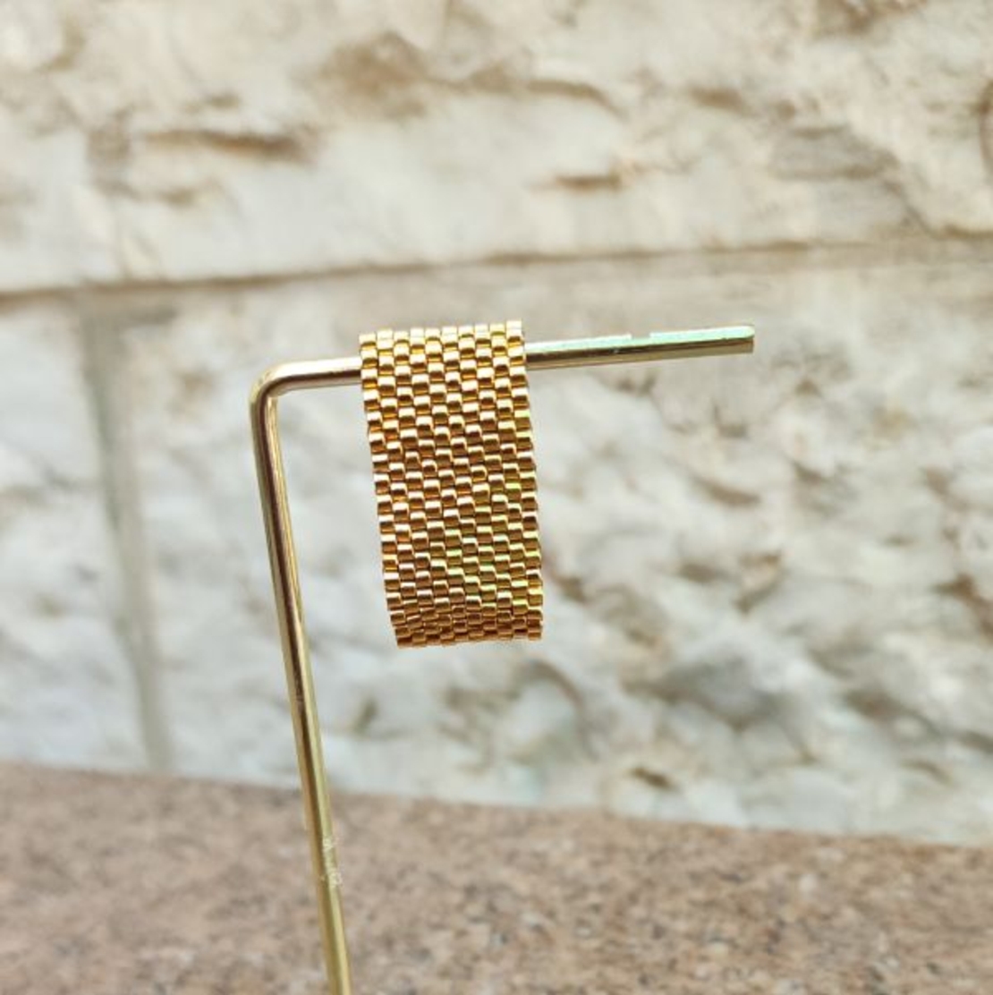 טבעת חרוזים שזורה בגוון זהב בעבודת יד | JewelRina