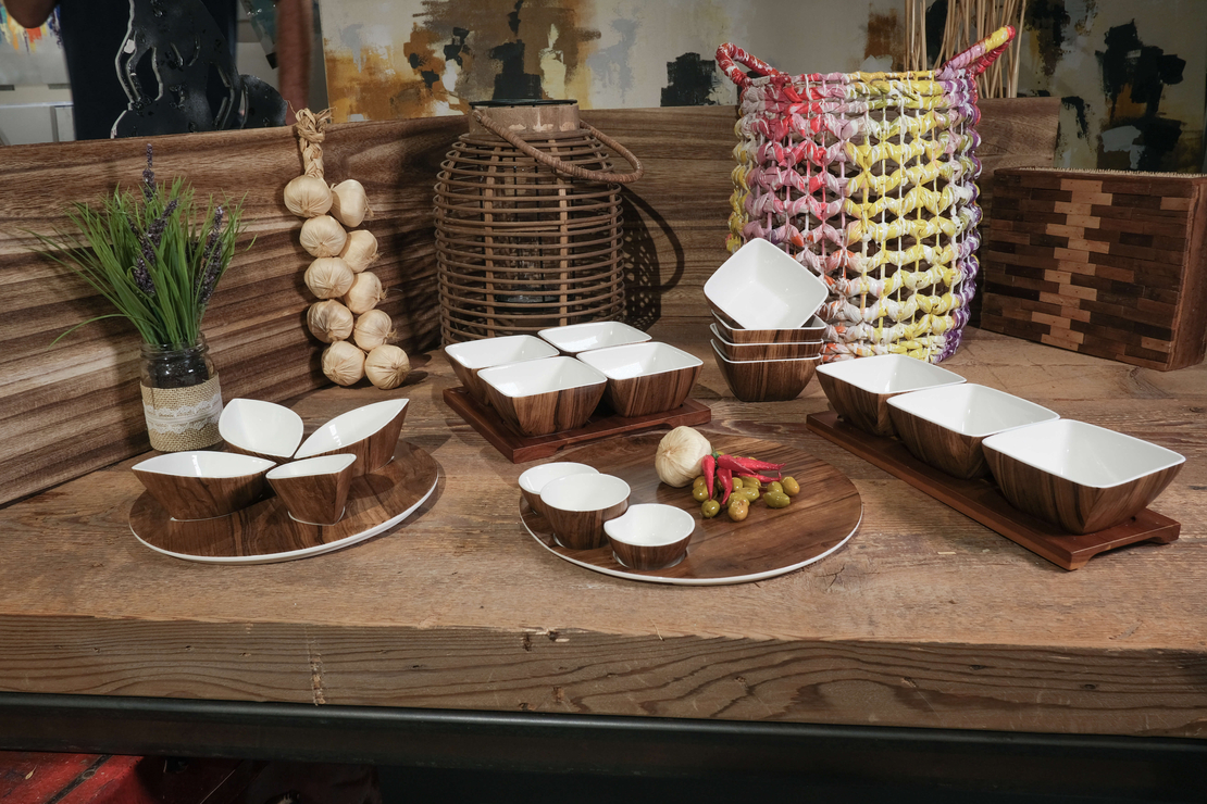 מבחר קעריות הגשה עם מגש