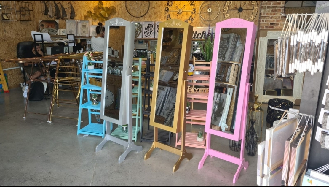 מעמד לתכשיטים ומראה עם לדים צבעוני