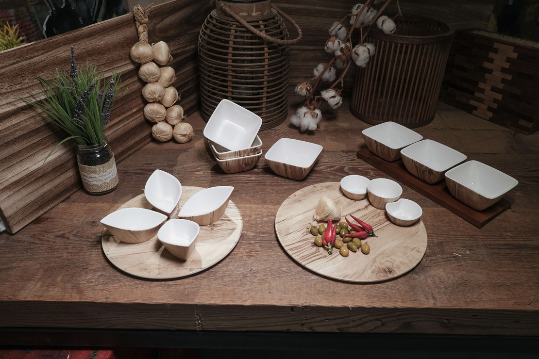 מבחר קעריות הגשה עם מגש