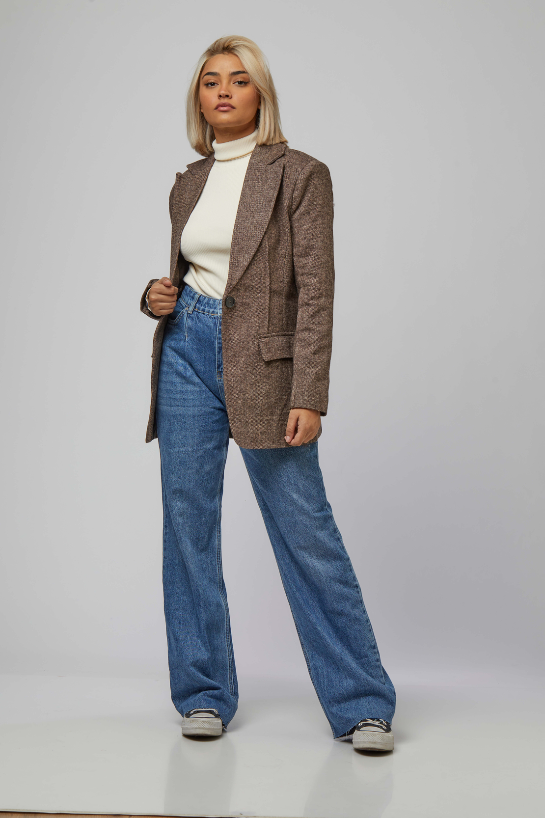 LEO BLAZER
