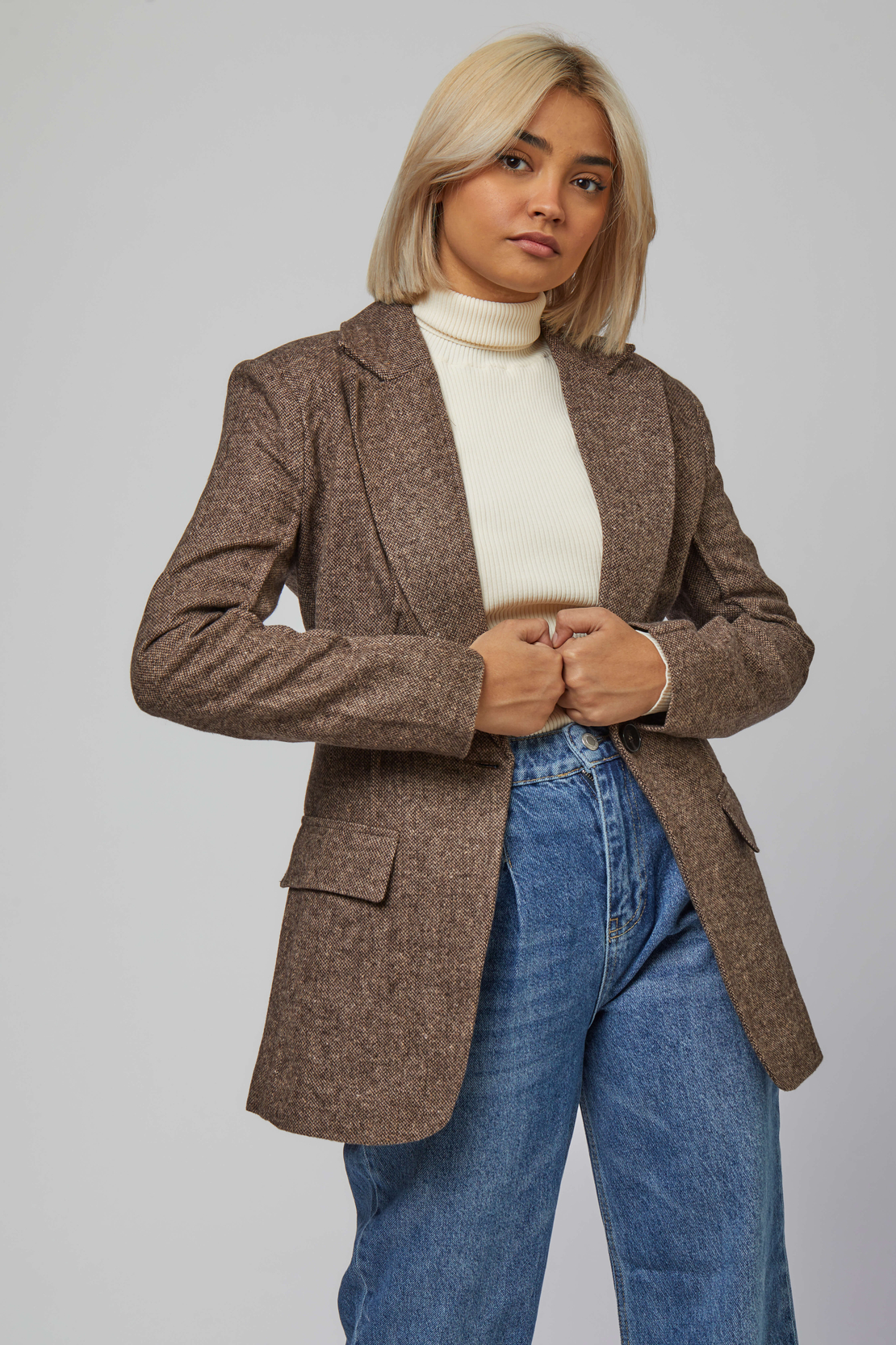 LEO BLAZER