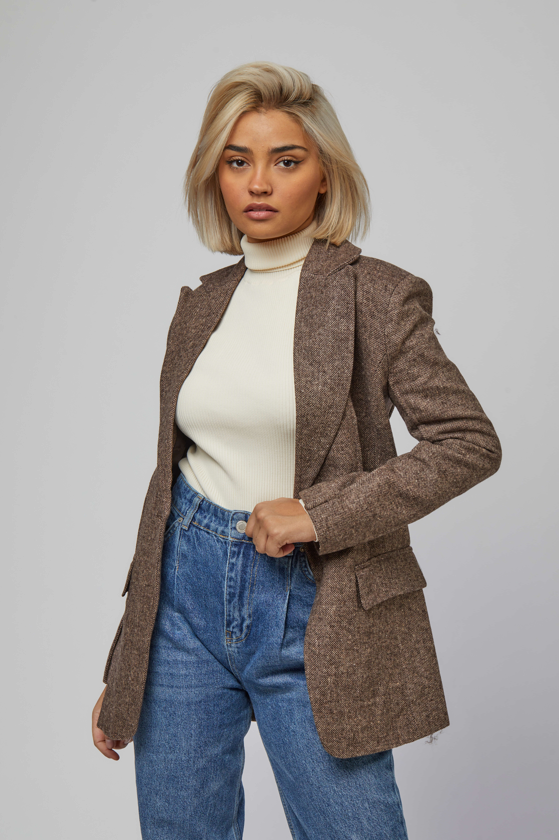 LEO BLAZER