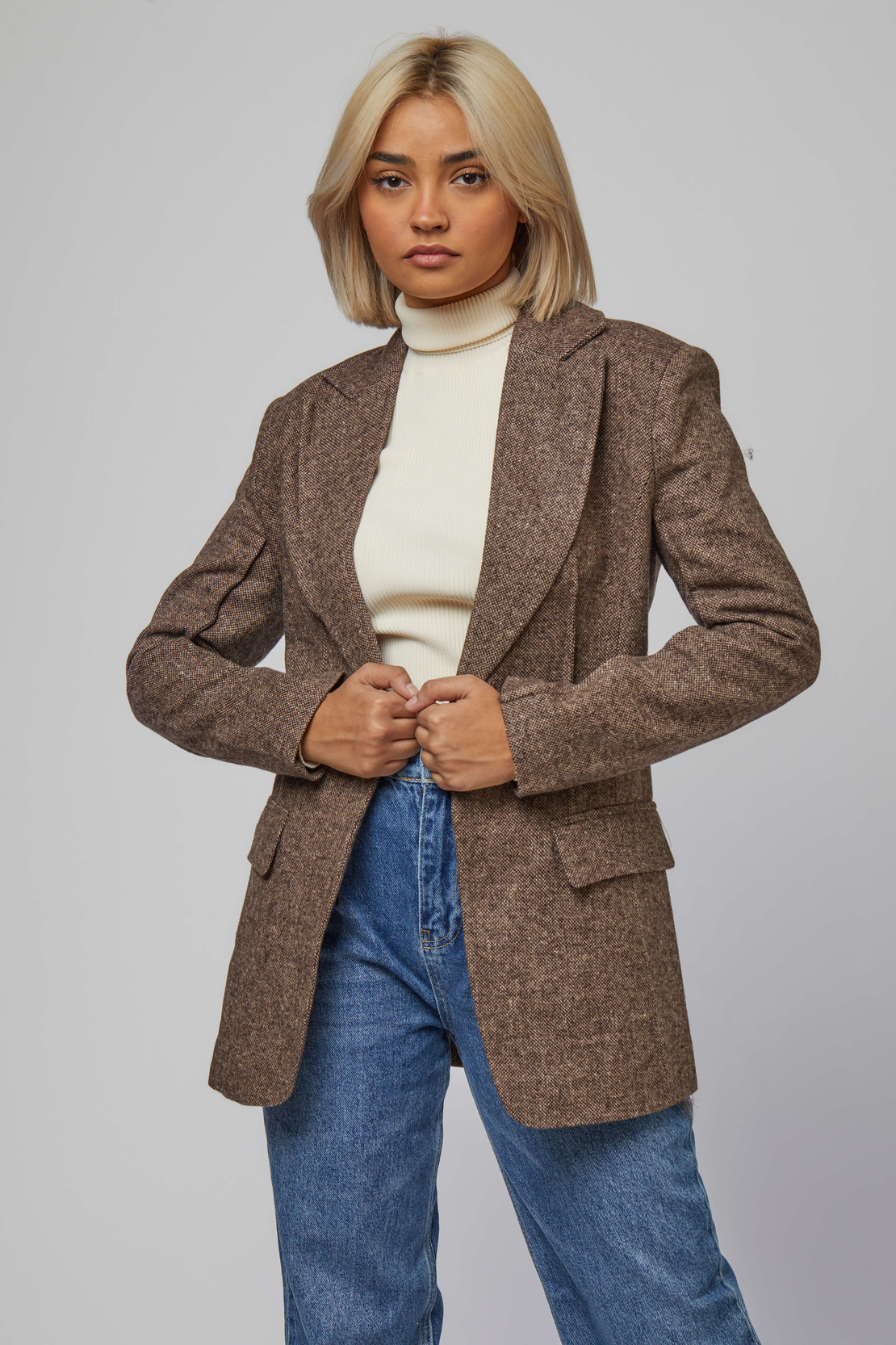 LEO BLAZER