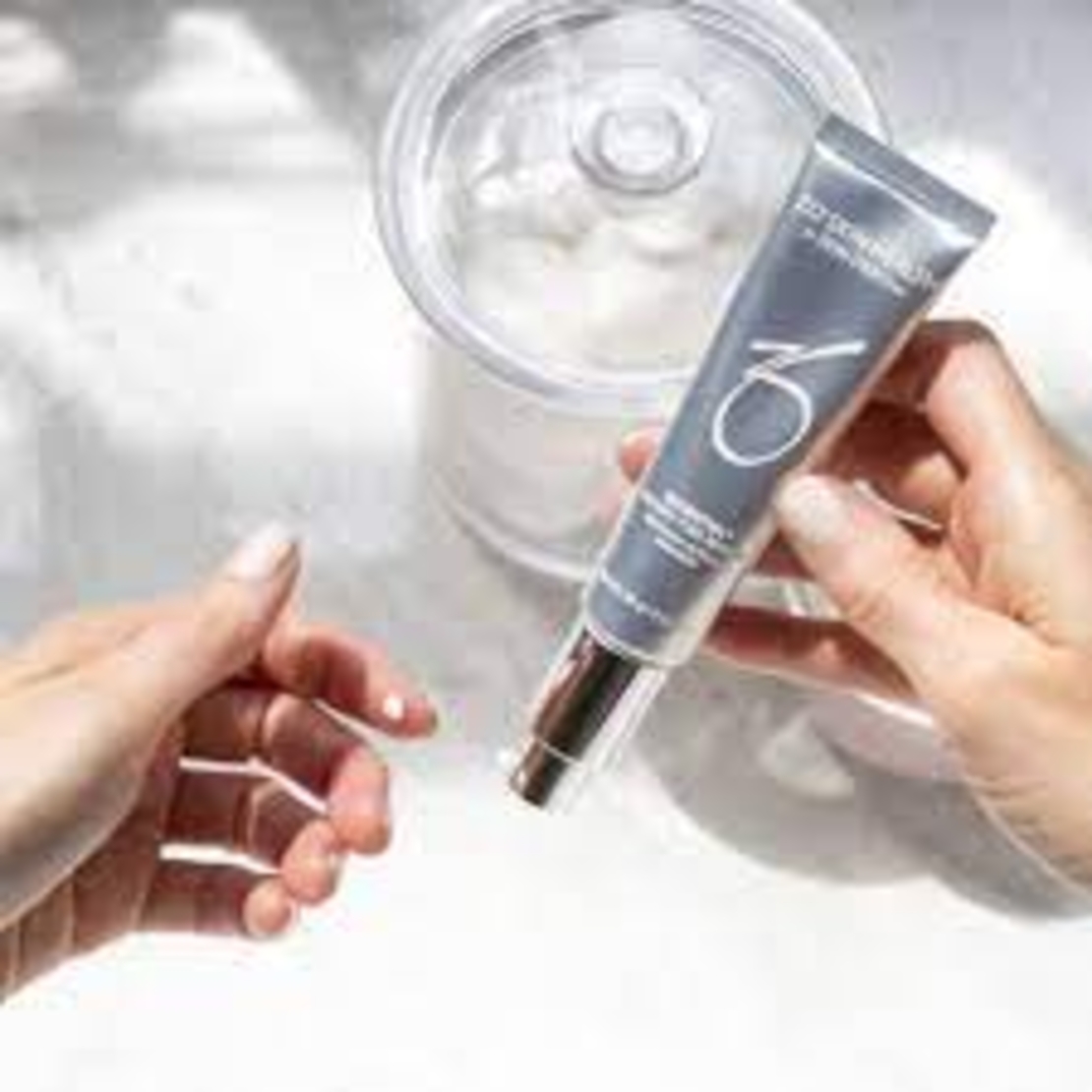 Instant Pore Refiner ZO SKin מתאים לכל סוגי העור כדי לספק עידון נקבוביות, בקרת שמן + שיפור מרקם