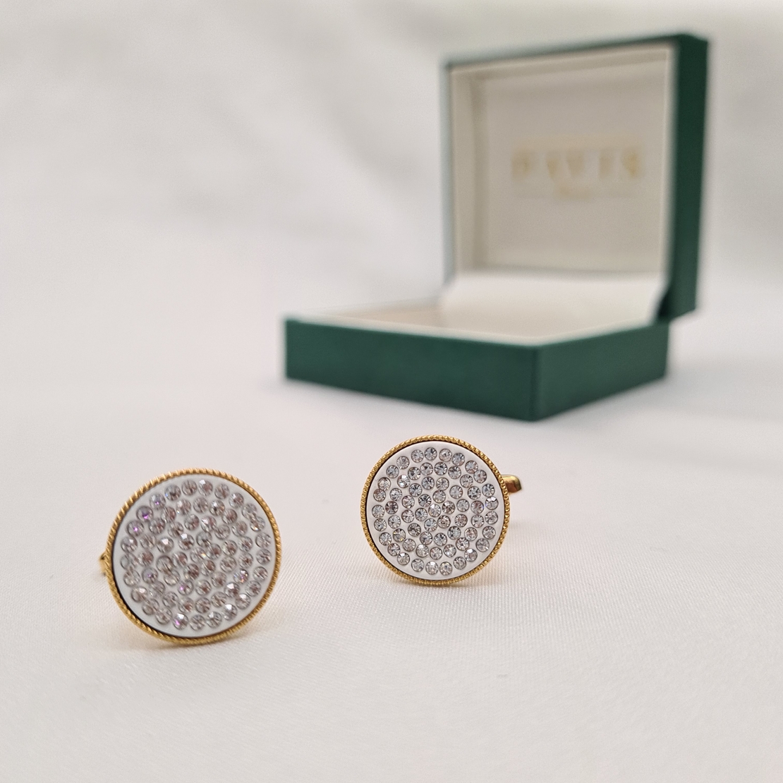 חפת סברובסקי עגול שיבוץ צפוף זהב רקע לבן