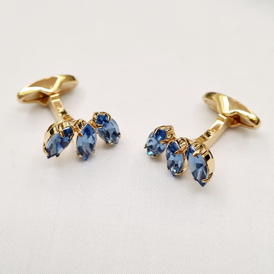 חפת זהב עלים שיבוץ אבנים כחולות