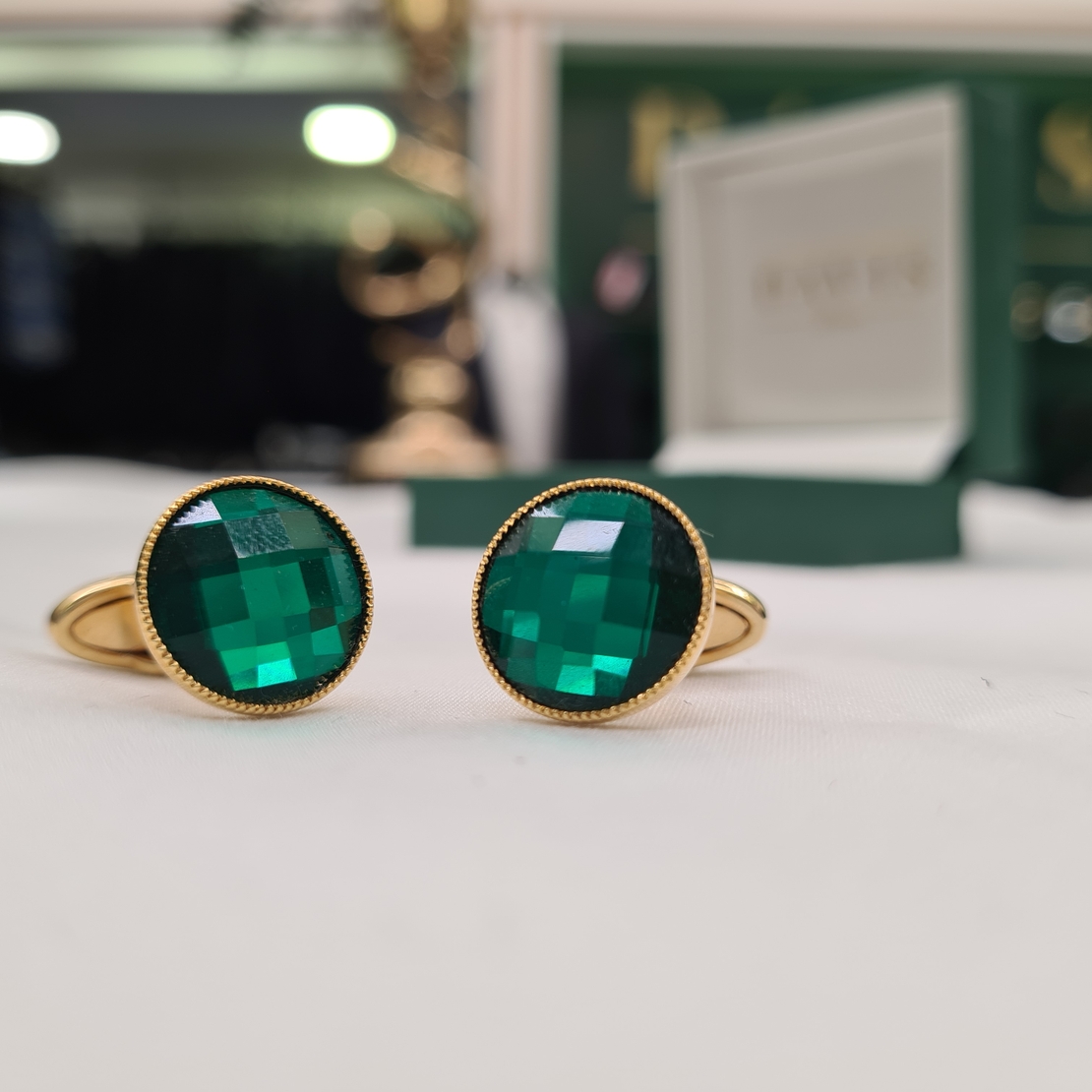 חפת עגול זהב אבן ירוקה