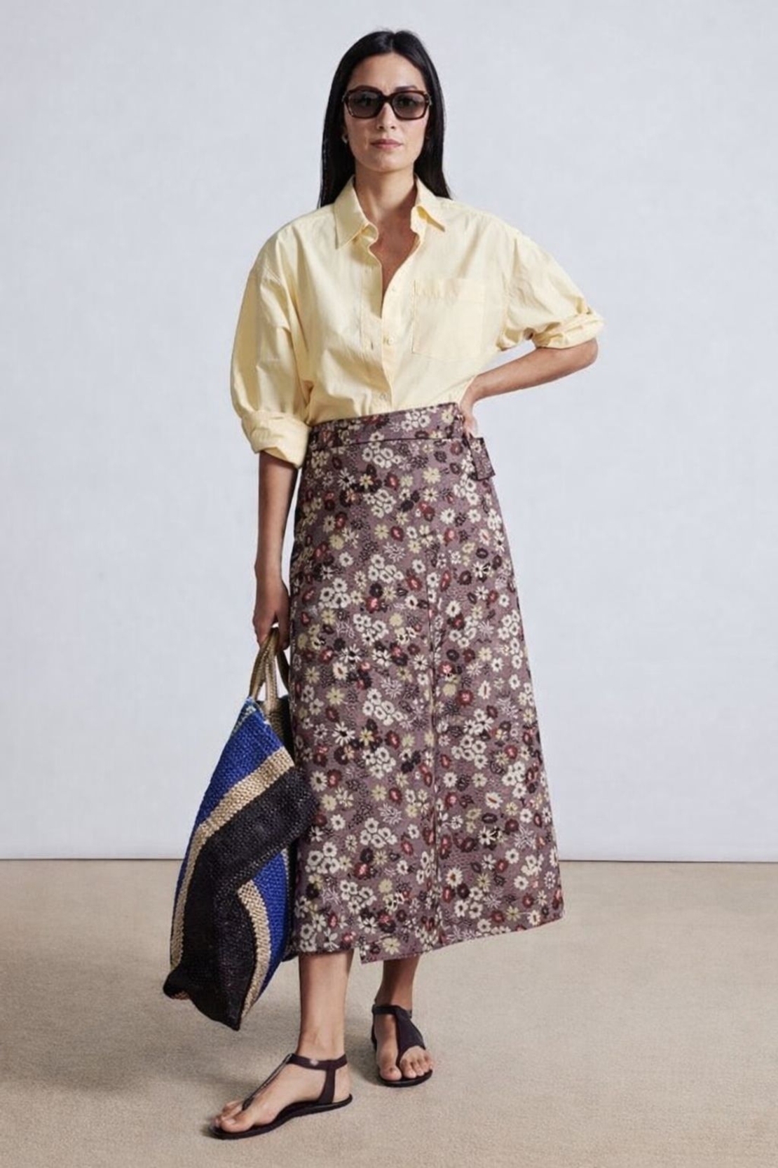 אריג כותנה פרחים בסגנון כפרי על רקע מוקה