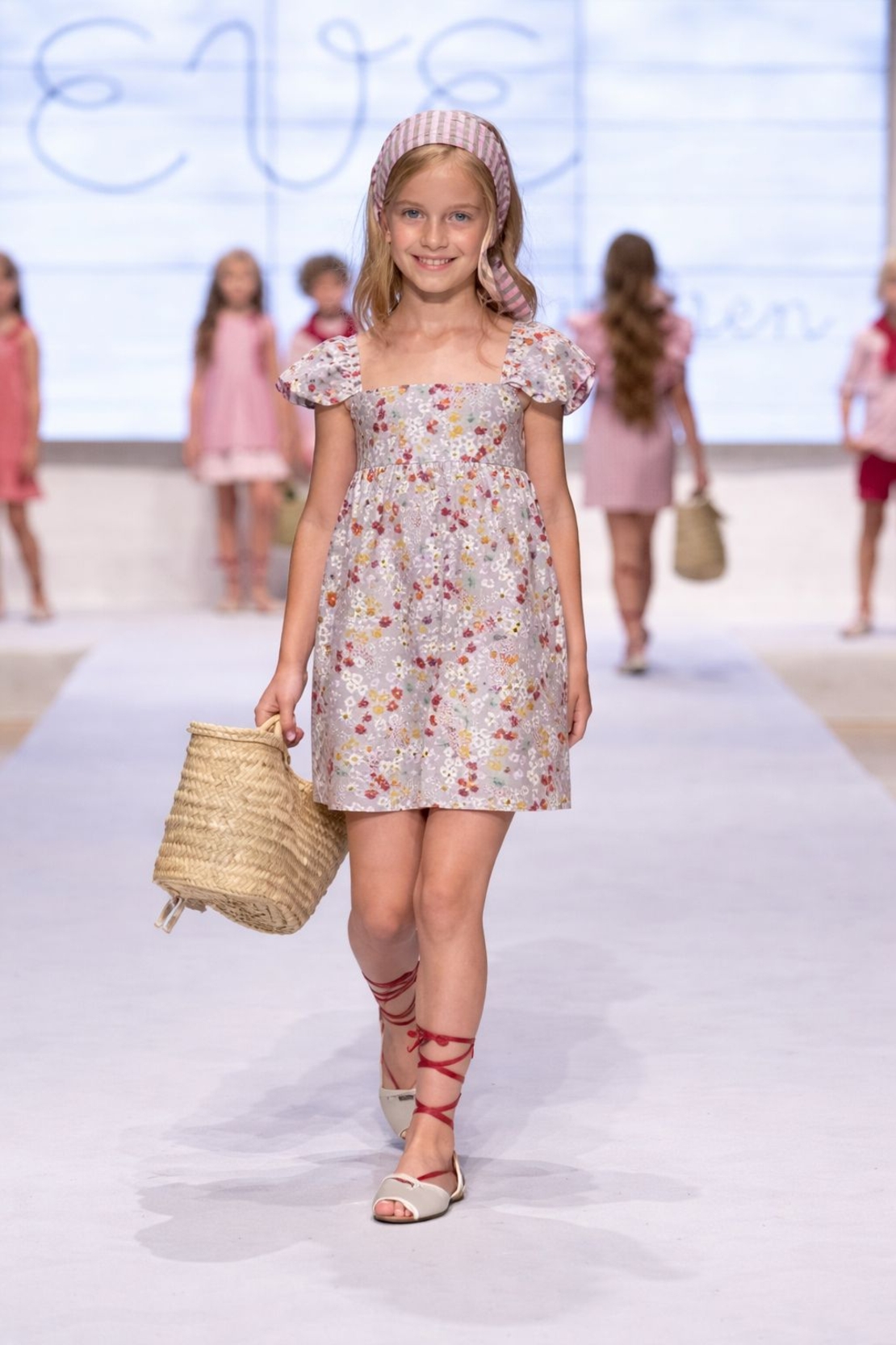 אריג כותנה פרחים בסגנון כפרי על רקע אפור דגם מאי