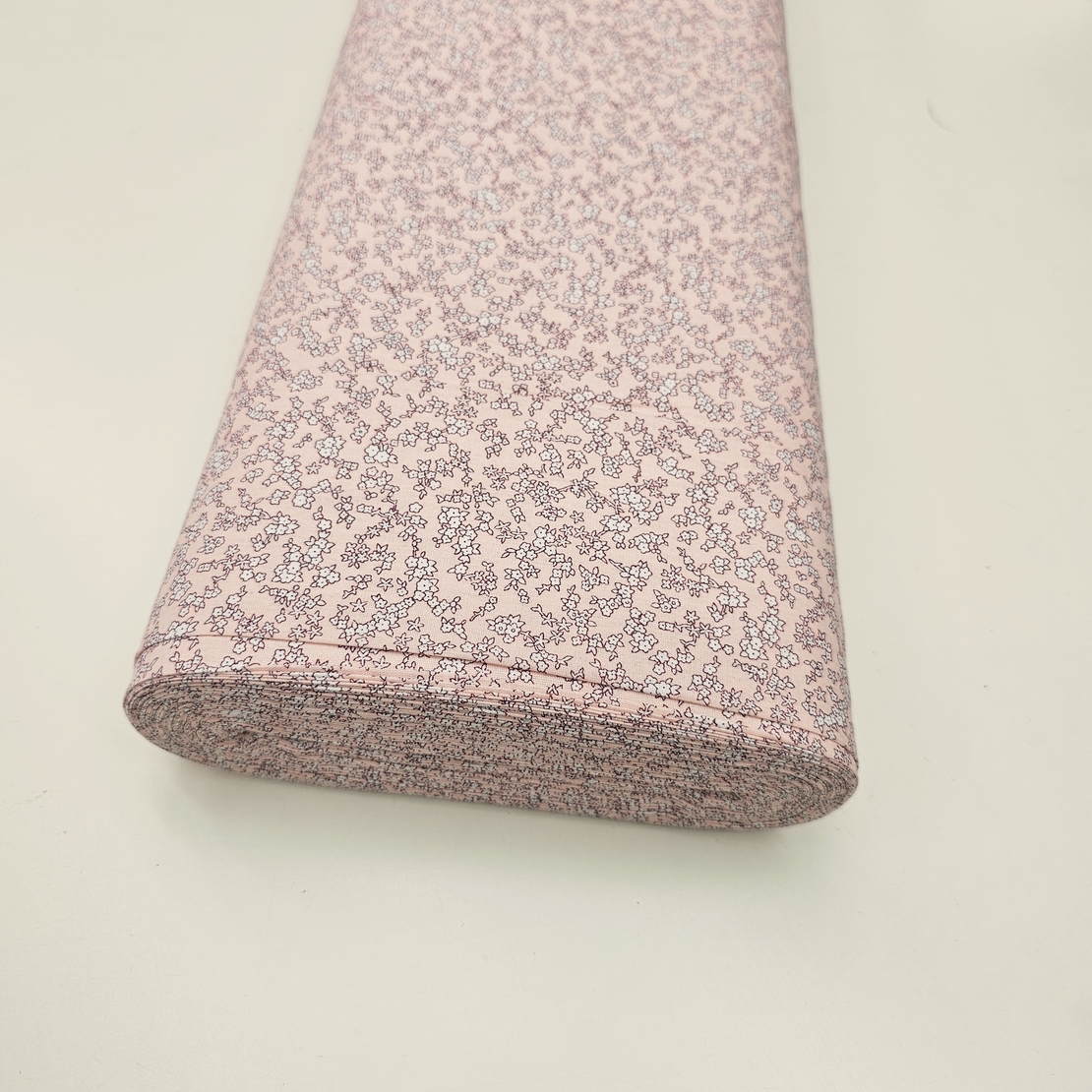 אריג כותנה דפוס פרחים קטנים על רקע פודרה דגם בר