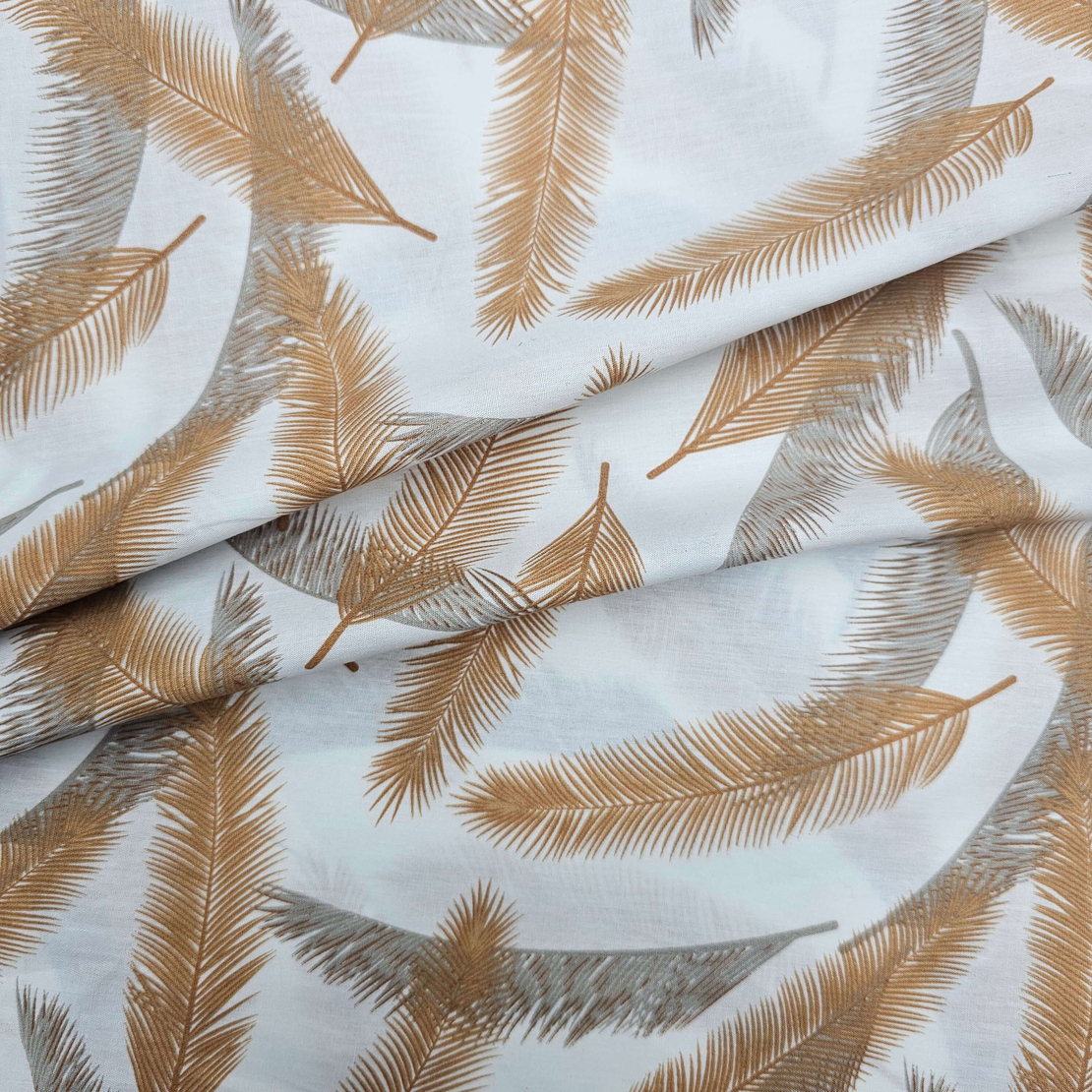 אריג כותנה דפוס נוצות בגווני כאמל אפור