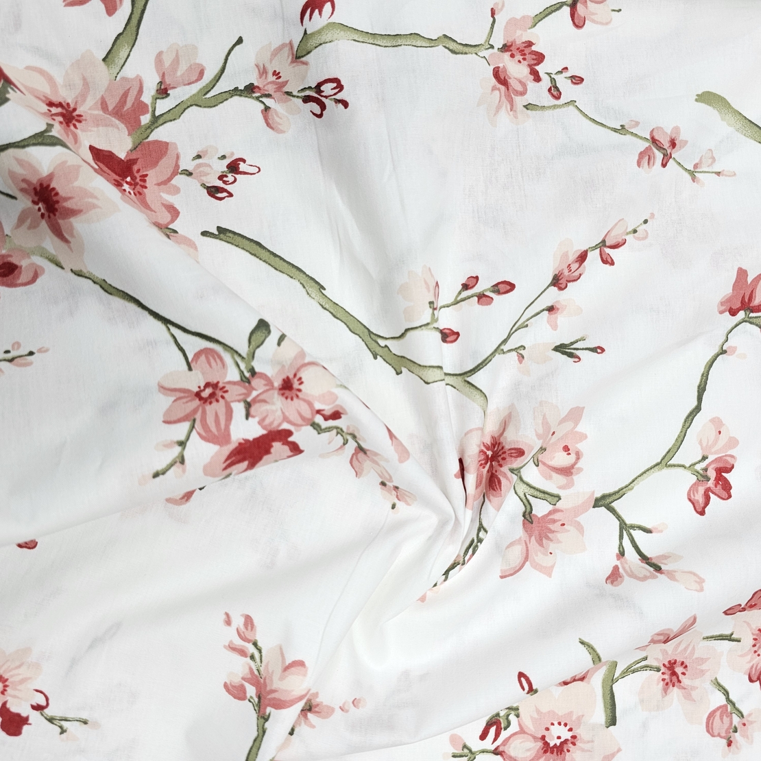 אריג כותנה דפוס פריחת הדובדבן על רקע לבן רוחב 240