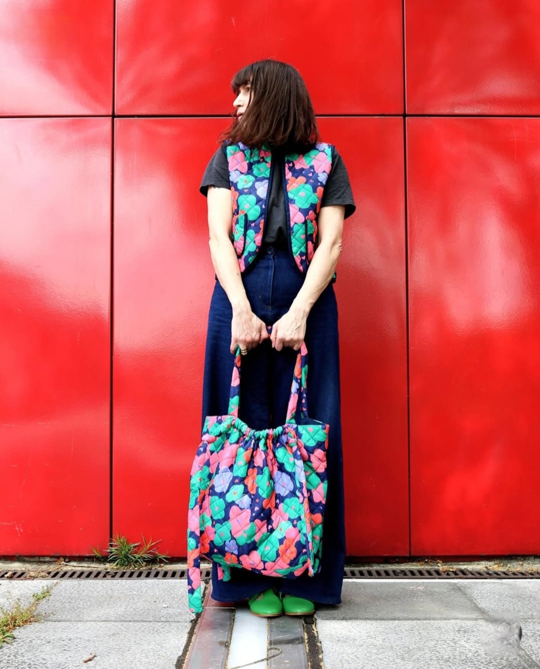 אריג קווילט דו צדדי דפוס פרחים צבעוניים על רקע נייבי