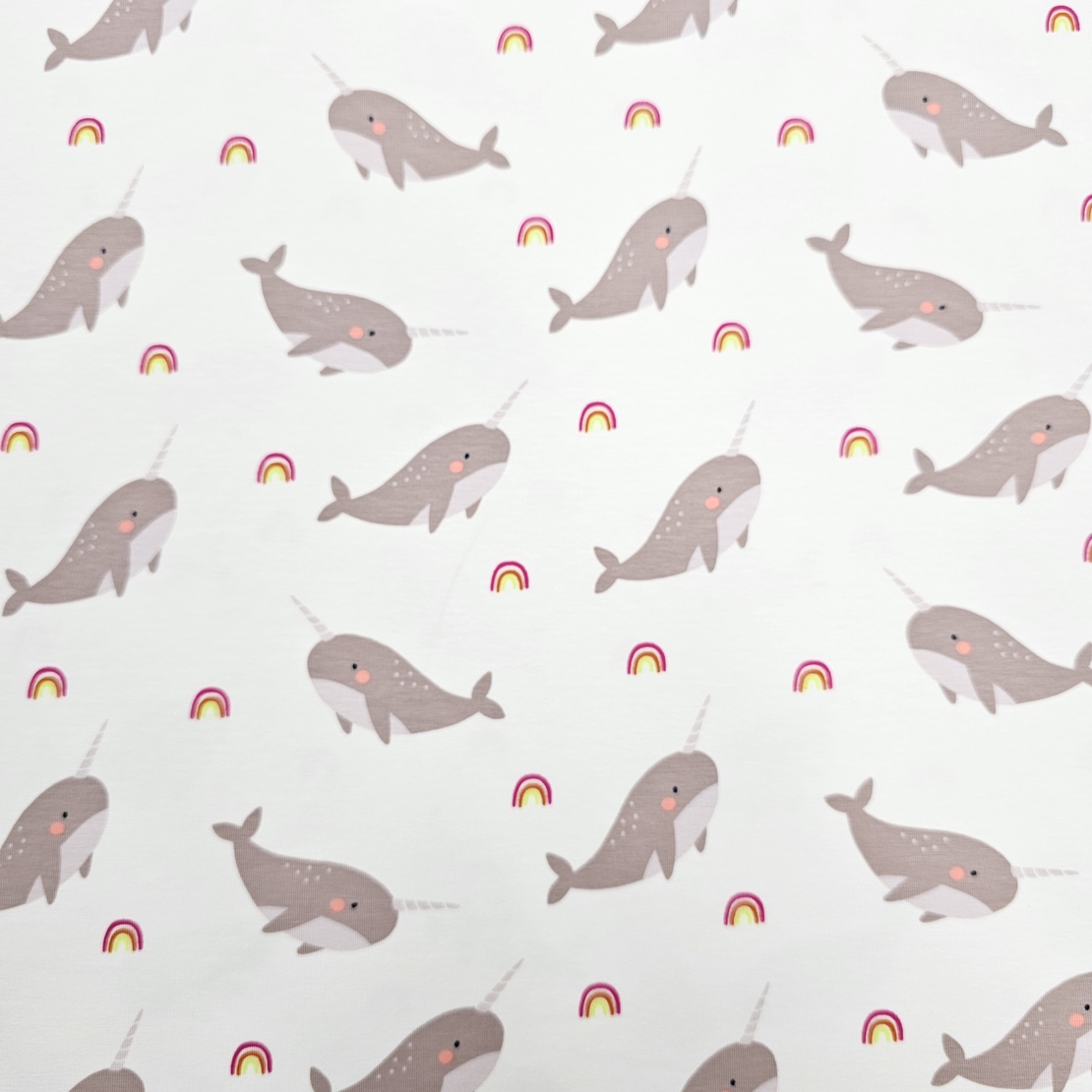 טריקו דפוס ליויתנים שוחים על רקע שמנת